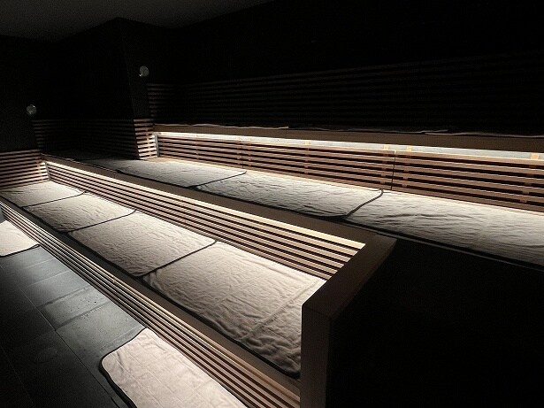 座面は3段あるが、床面からも熱が出ているので足元まで温かい