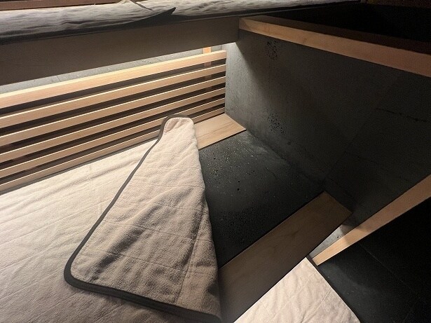 マットで隠れているが、座面にも溶岩プレートが仕込まれている