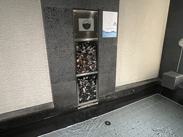 数十種類の天然鉱石層を使ったミネラル豊富な水風呂