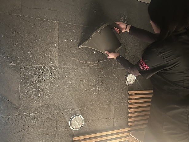 スタッフがこまめに壁に水をかけて湿度を保っている