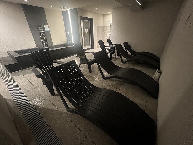 水風呂の後は体を拭いてゆっくり内気浴