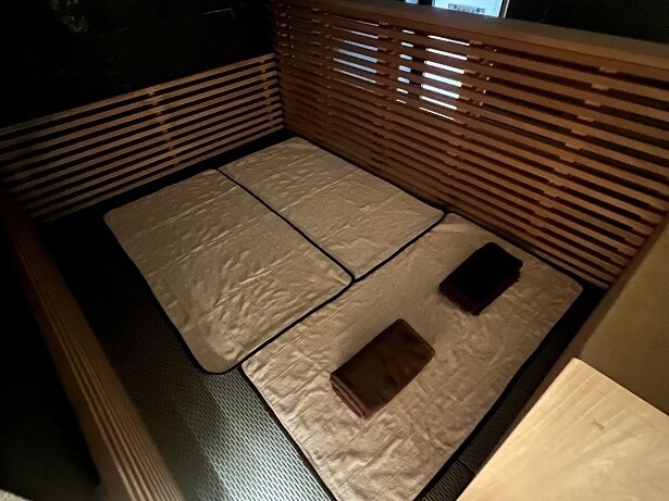 女性側のサウナ室には横になれるスペースがある