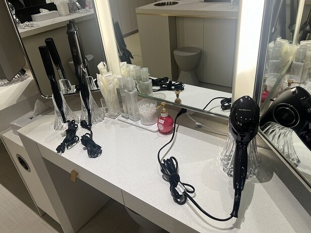 スキンケアやドライヤー、ヘアアイロンまでそろっている