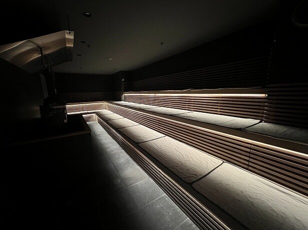 男性サウナ室はさらに広く、定員40名