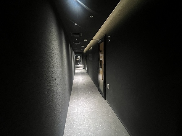 サウナエリアの長い廊下