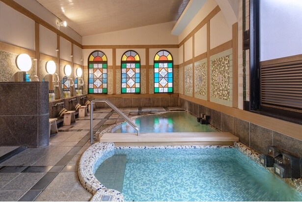 貸切温泉「大正ロマンの湯」。ステンドグラスと小丸タイルが醸すレトロな空間で、2つの源泉を掛け流しで楽しめる
