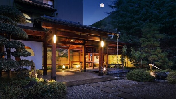 源泉かけ流しの“美肌の湯”に何度でも浸かりたい。信州の老舗宿「クラブウィンダム千曲館 長野」は、車6分で桜の絶景も