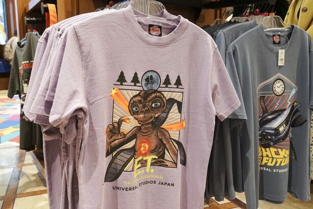 淡いラベンダーカラーがかわいいE.T.のTシャツ