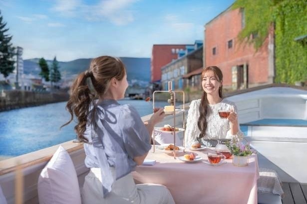 小樽運河を望む船上で、花に彩られたアフタヌーンティーを楽しむひととき。OMO5小樽が提案する、春限定の優雅なクルージング体験