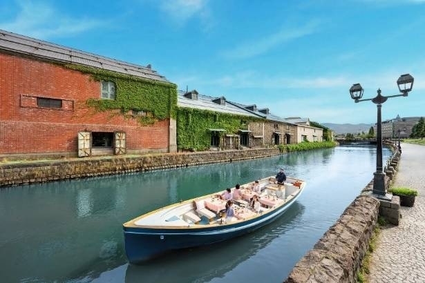 アフタヌーンティー×クルーズ⁉星野リゾートのOMO5小樽で“春”がテーマの特別なアフタヌーンティーを船上で堪能する期間限定プログラムを開催