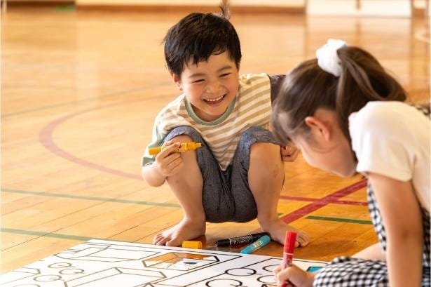 巨大パズルに絵を描く様子