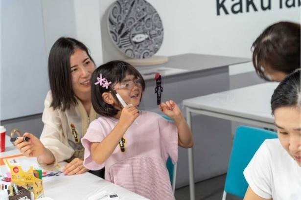 公式キャラクター「Hi! Mckee」を描く