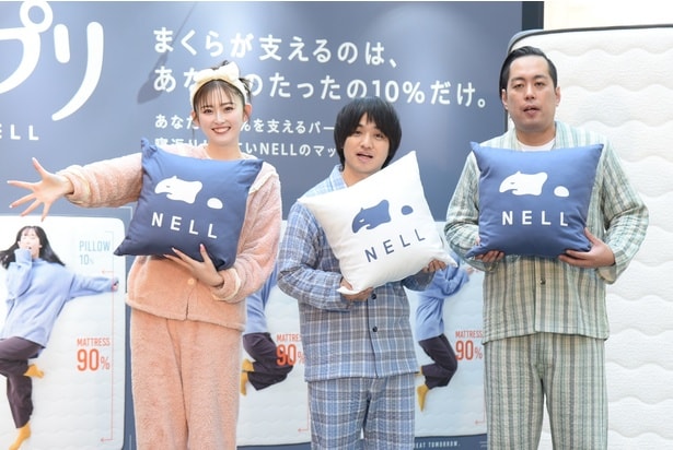 パジャマ衣装で登壇し、トークを繰り広げたゆうちゃみさん(左)と、エバースの佐々木隆史さん(中央)、町田和樹さん(右)