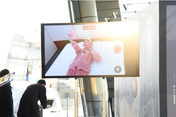 「寝っころプリ」体験中のゆうちゃみさん