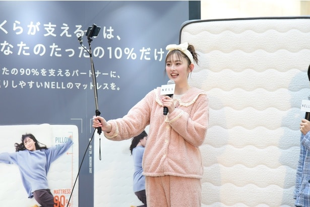 自撮り棒を手に「寝っころプリ」を体験することに…