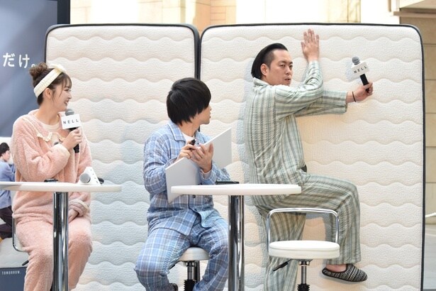 「関節技をきめられているような格好」を実践する町田さん