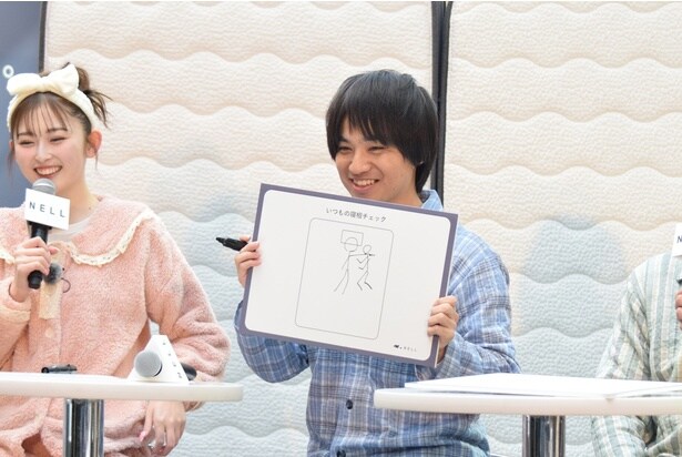 佐々木さんの回答は「女性を腕枕しながら寝ています」とのことだが…