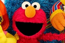 セサミストリートのエルモを徹底解説！世界中を笑顔にする“赤いモンスター”の愛される理由と、意外な特技とは？