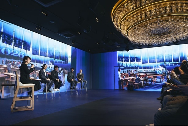 【写真】「のれん」をテーマにした幻想的なインスタレーションが、会場全体を青一色で包み込む