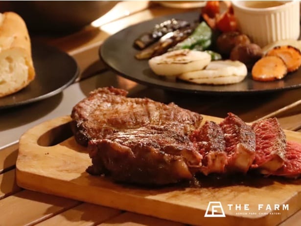 ボリュームたっぷりの1ポンドストリップロインのビーフステーキがメインの定番BBQセット