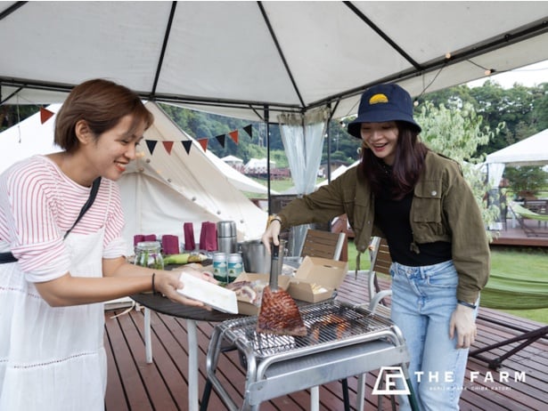 グランピング・コテージ全棟にガゼボ設置で雨の日でも快適なBBQが叶う
