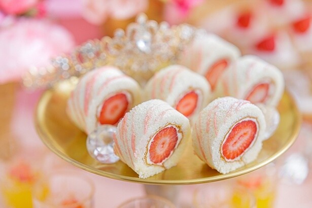 「あまおういちごのロールケーキ~真珠の首飾り仕立て~」