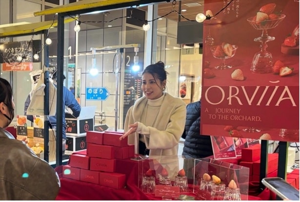 来場者にフルーツの魅力を伝える永島さん