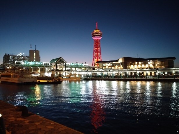 ベイサイドプレイス一帯のライトアップが博多港の水面に反射して美しい