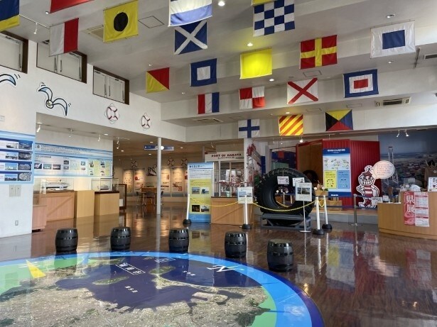 1階にある「博多港ベイサイドミュージアム」には博多港に関する展示物やパネルがそろう。こちらも入場無料