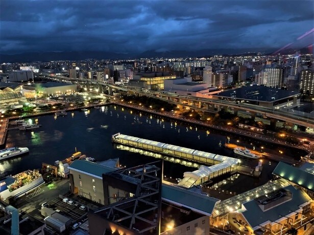 日没後はベイサイドエリア地区に灯りがともり、きらびやかな雰囲気となる