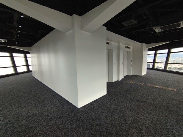 リニューアルした内観。黒と白で統一されており、広々としている。