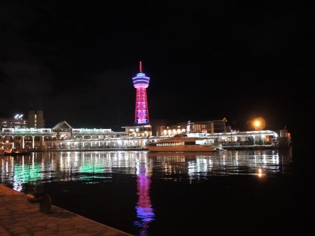 ブルーにライトアップされた博多ポートタワーと市営渡船