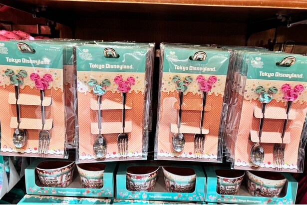 こちらも2026年3月9日発売のグッズ。キャンディーモチーフのスプーンとフォークがセットになった「カトラリーセット」(2400円)