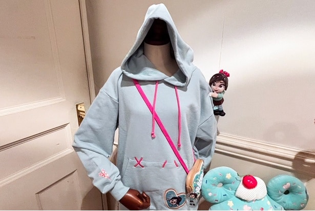 ピンクの紐がアクセントを加える「パーカー」(6000円)。袖にデザインされたキャンディーもキュート！