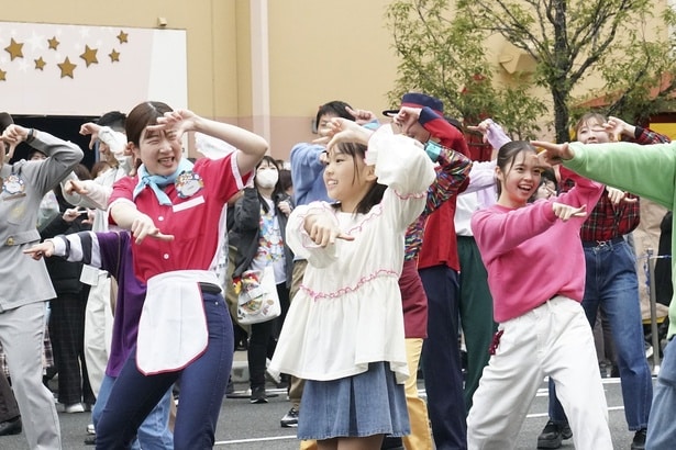 クルーもゲストも一緒に踊る特別な時間