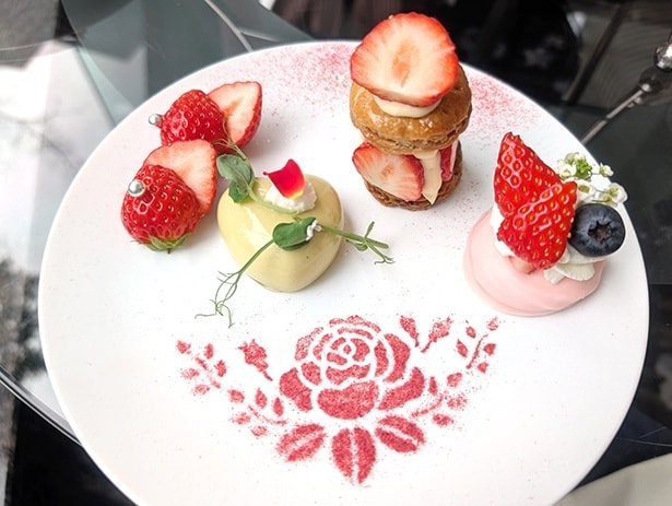 2段目のプレート、写真左からフレッシュのいちご、ピスタチオムース、いちごのミルフィーユ、いちごのパブロヴァ