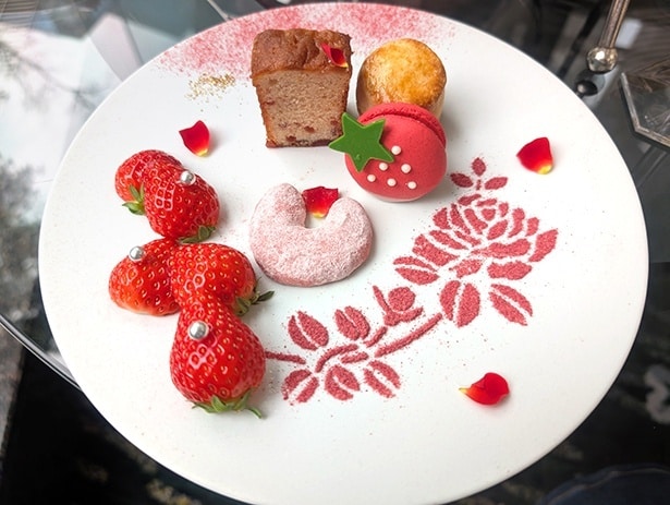 3段目にもフレッシュのいちごがたっぷり。スイーツは写真左上から時計回りに、いちごのパウンドケーキ、プレーンスコーン、いちごのマカロン、キプフェル