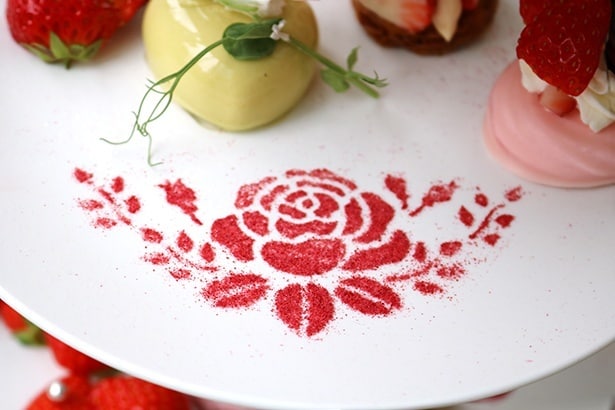 プレートにバラをあしらっているのは、いちごがバラ科というところから