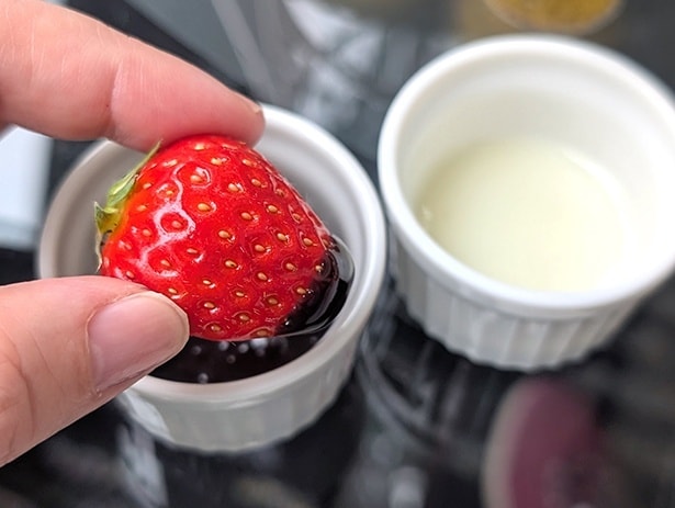 付属の練乳とチョコレートソースにディップして、味変も楽しめる