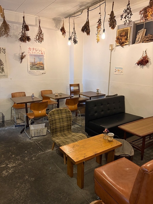 特に休日は多くの人でにぎわうniji cafeの店内