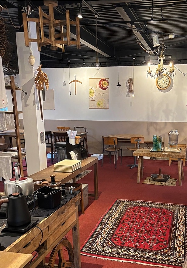 ゆったりくつろげる広々とした店内