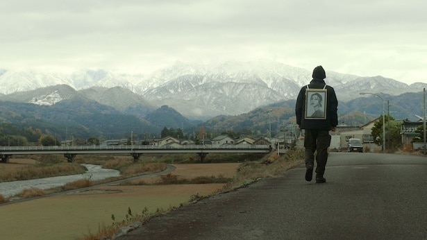 【写真】妻・明希(山谷花純)の遺影をアピールしながら歩く浅岡(成田凌）