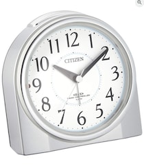 暗闇でも迷わず、時刻をキャッチ。LEDが優しく包む、自動点灯の安心感【リズム】の目覚まし時計がAmazonに登場中‼