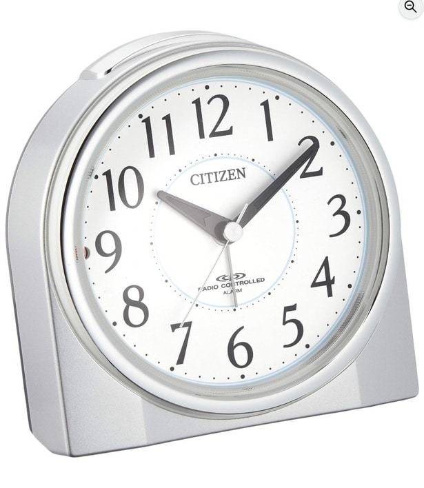 暗闇でも迷わず、時刻をキャッチ。LEDが優しく包む、自動点灯の安心感【リズム】の目覚まし時計がAmazonに登場中‼