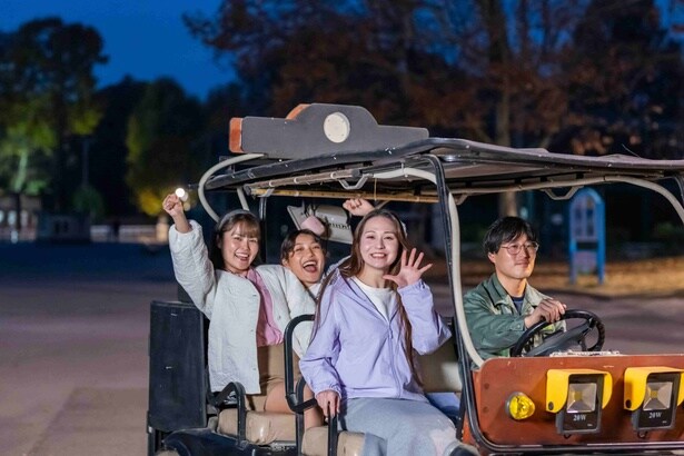 夜の動物園を、飼育係の音声ガイド付きで周遊する「アドベンチャー・ナイト」