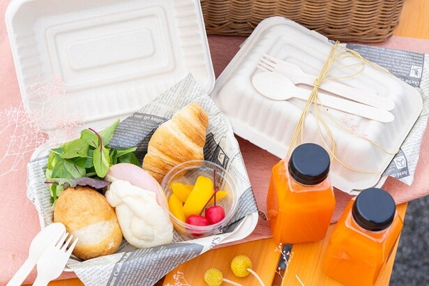 こだわりの4種のパンをはじめ、ハム、オムレツ、サラダなどがそろう充実の朝食メニュー