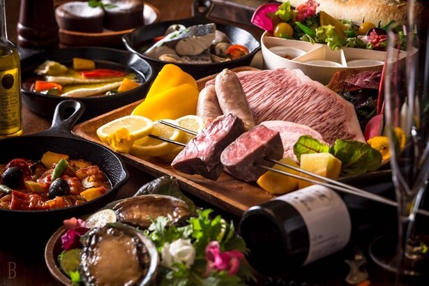 肉、野菜、魚介類などボリューム満点のグランピングBBQ