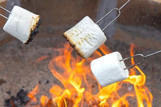 焚き火を囲みながら楽しむ「おやつマルシェ」も全宿泊者のお楽しみ