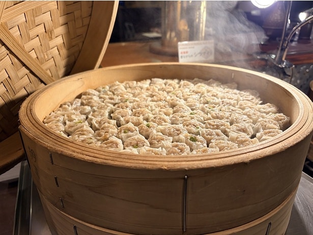 蒸したてのシウマイが食欲をそそる