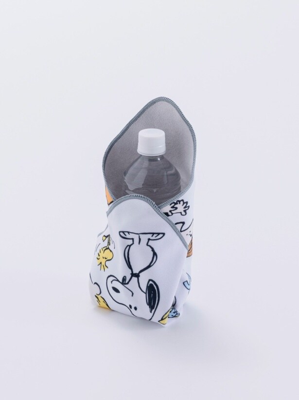 ペットボトルをくるんで水滴対策に。結ばずピタッとくっつくから持ち運びもラク